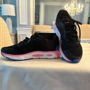 Under  Armour size 8 black sneakers (UA W HOVR Infinite 3CN) MSRP $120